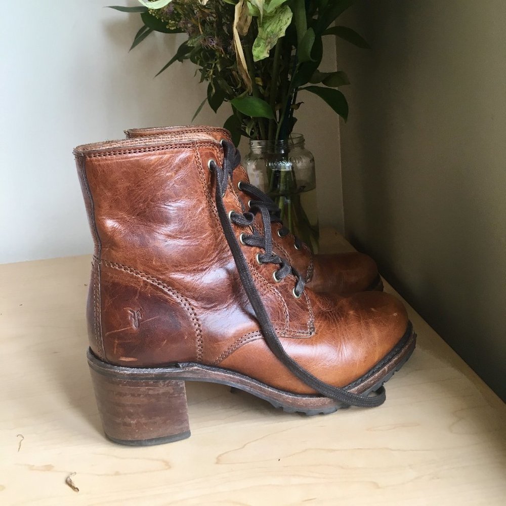 Frye Sabrina Lace Up Boots